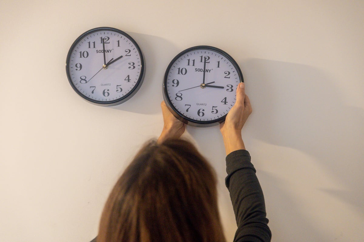 Claves del cambio de hora de marzo de 2026: ¿tiene sentido adelantar los relojes? 