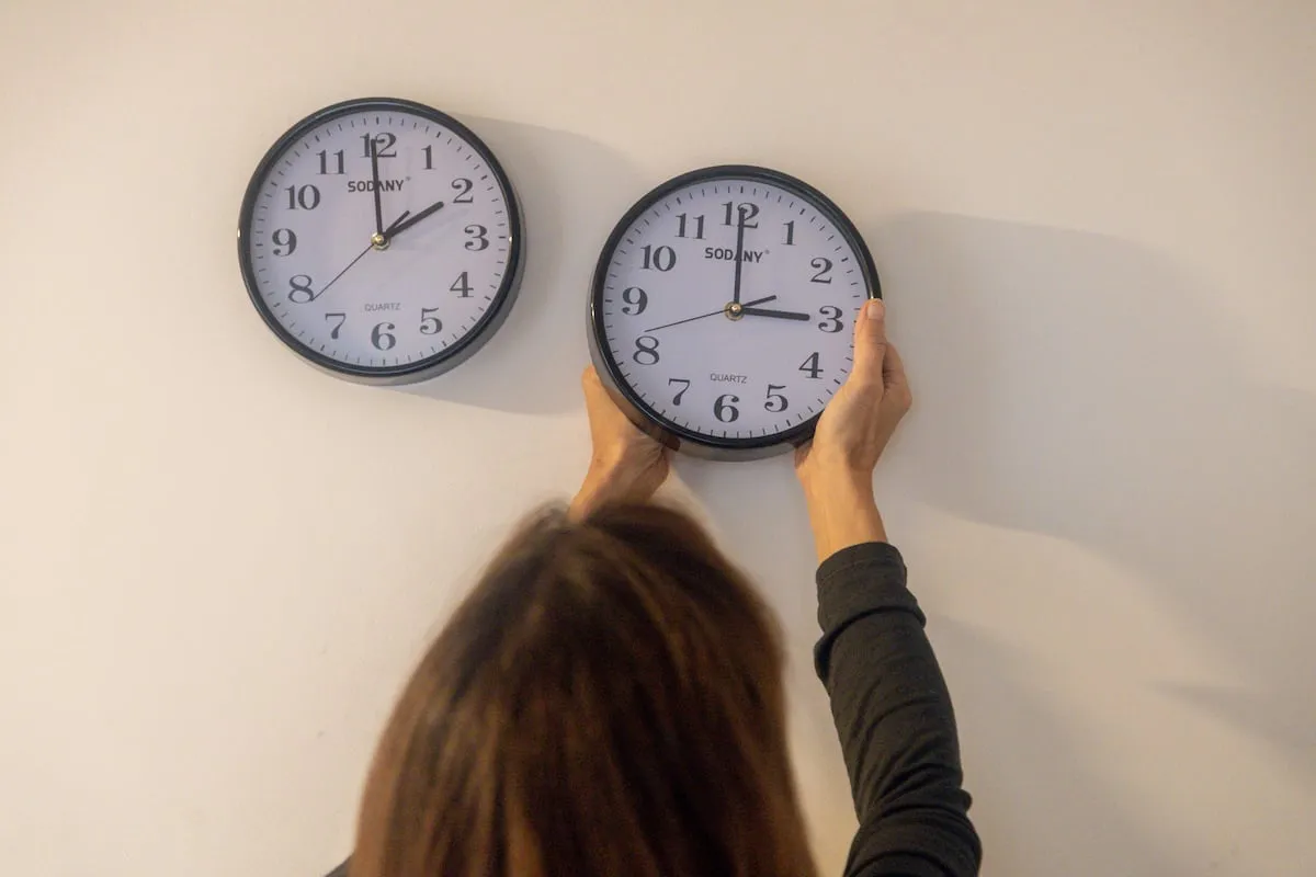 Claves del cambio de hora de marzo de 2026: ¿tiene sentido adelantar los relojes?