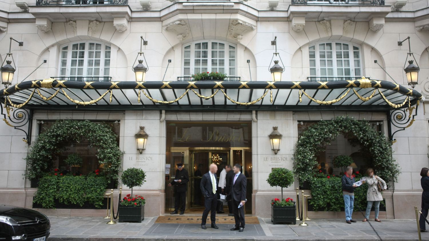 Un incendie "assez important" en cours à l'hôtel Bristol, après un départ de feu dans les cuisines du palace parisien