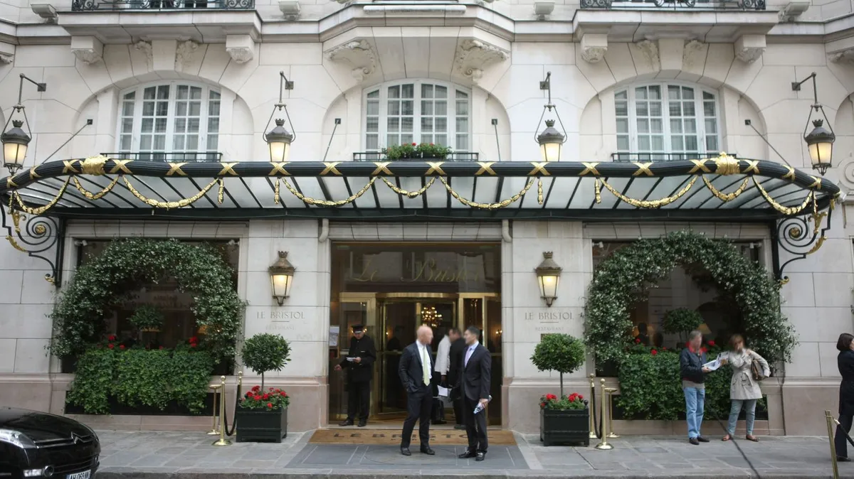 Un incendie "assez important" en cours à l'hôtel Bristol, après un départ de feu dans les cuisines du palace parisien