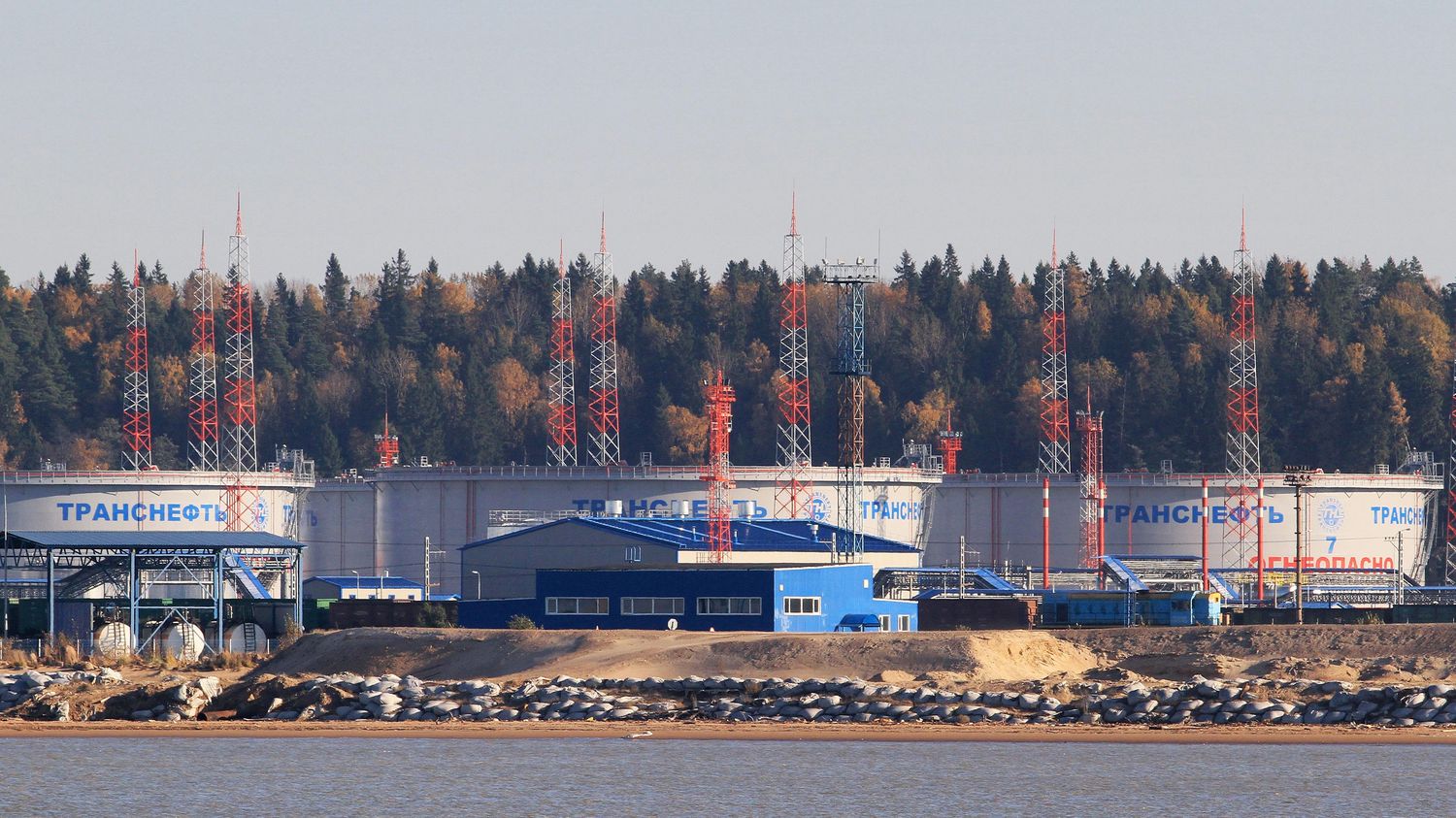 La Russie dit avoir abattu dans la nuit près de 400 drones ukrainiens, un port touché