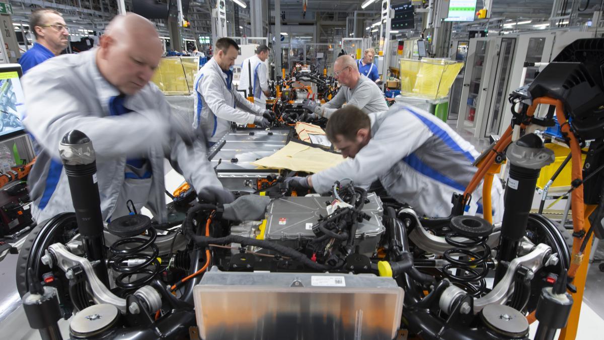 
                                                                                               Volkswagen descarta entrar en la fabricación de armamento
                                                                                           