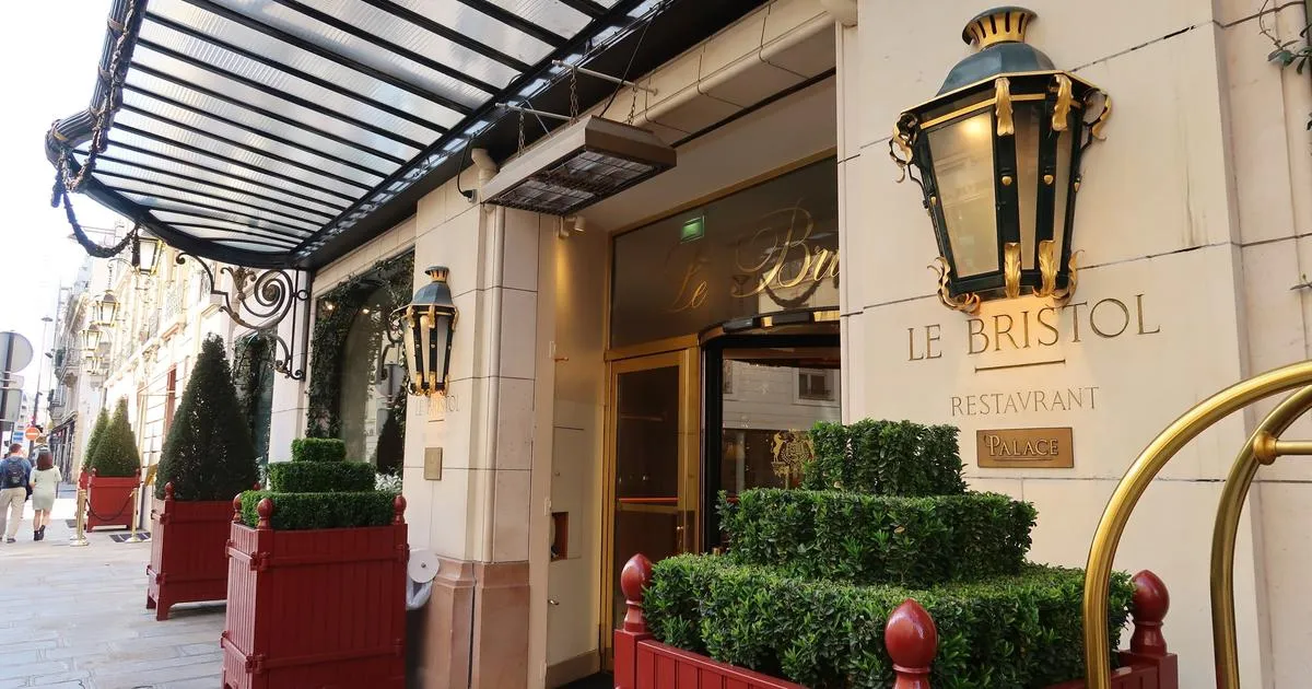 Paris : un incendie se déclenche dans le palace Bristol à côté de l’Élysée, le feu maîtrisé