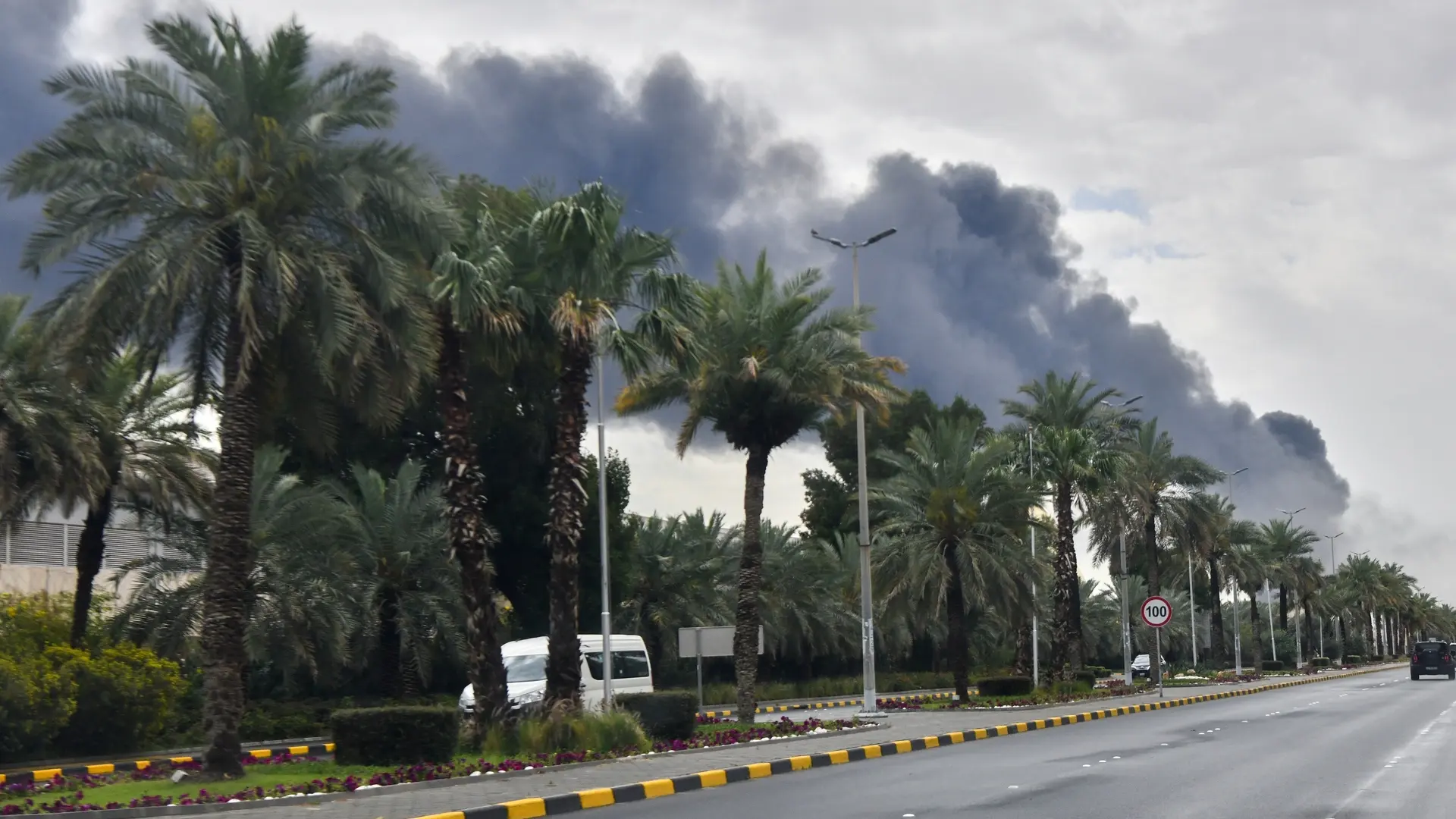 
         Un ataque con drones contra un depósito de combustible en el aeropuerto de Kuwait provoca un incendio 
    