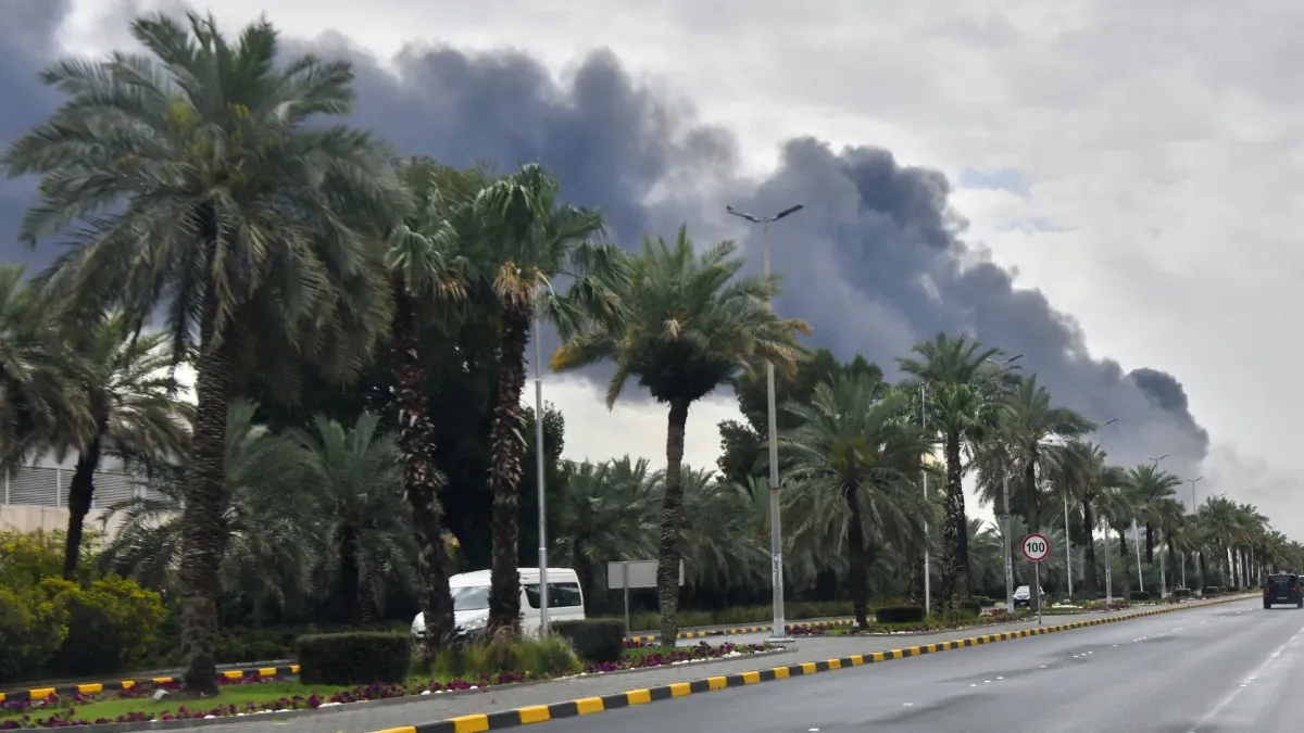 
         Un ataque con drones contra un depósito de combustible en el aeropuerto de Kuwait provoca un incendio 
    