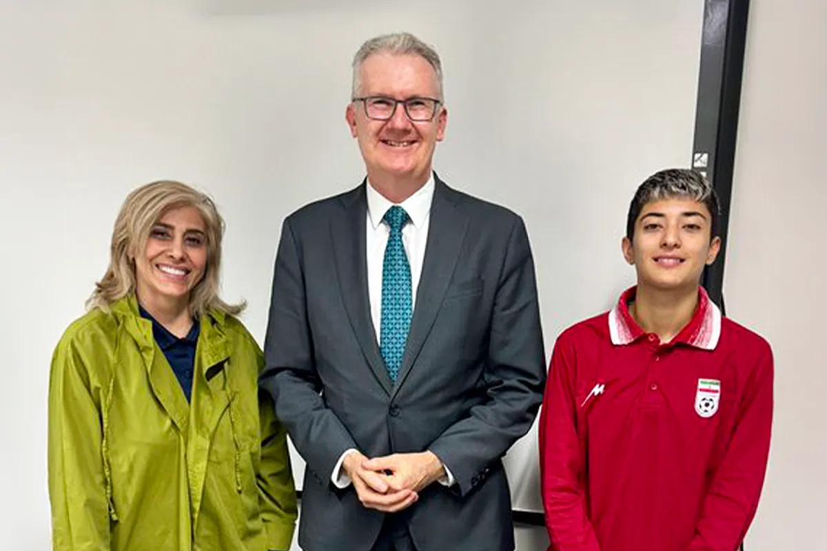 ¿Una topo de los ayatolás en el abrazo de las futbolistas iraníes?