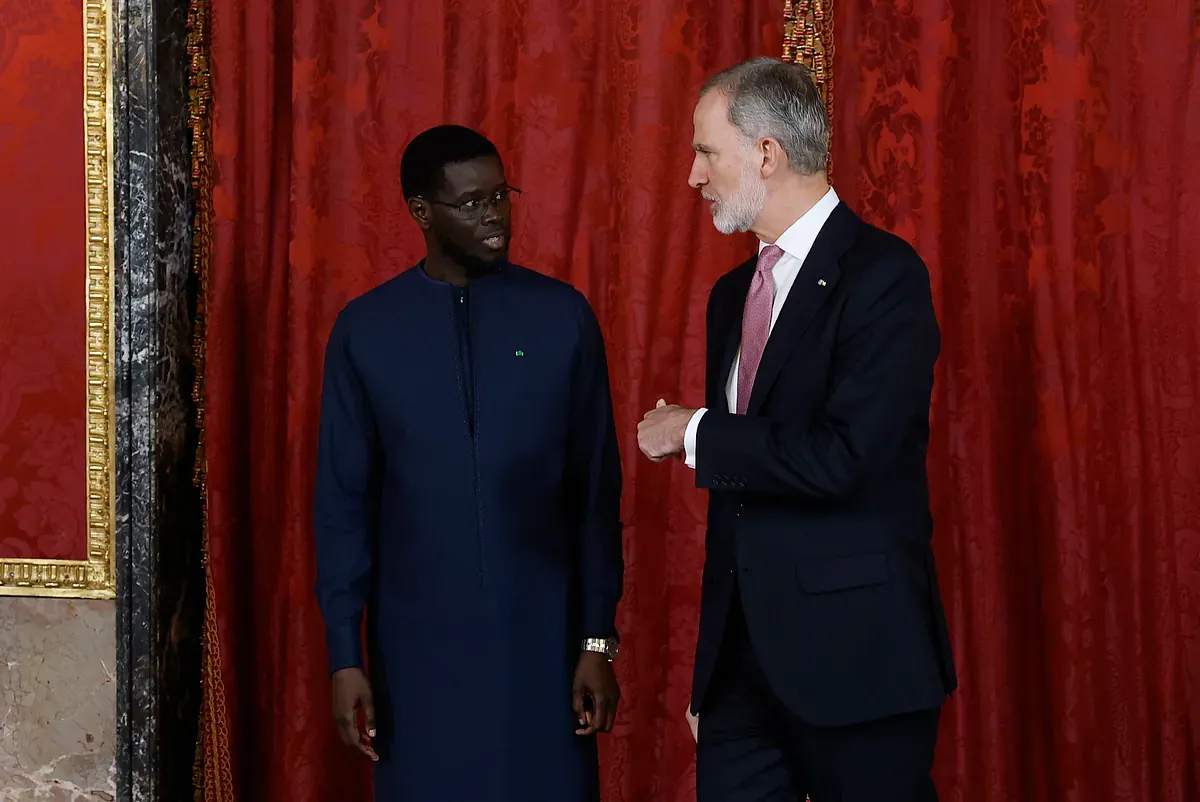 Felipe VI reivindica los "derechos humanos" y "la gestión de los flujos migratorios" ante el presidente de Senegal 20 años después de la crisis de los cayucos