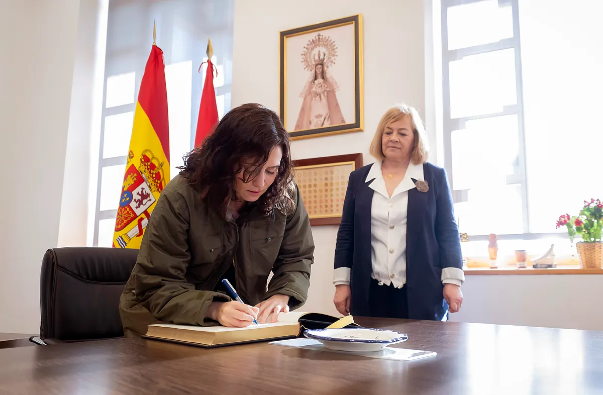 Ayuso estalla contra el "boicot" del Gobierno por los conciertos de Shakira: "Necesitan apagar la luz de Madrid, están a hacer el mal"