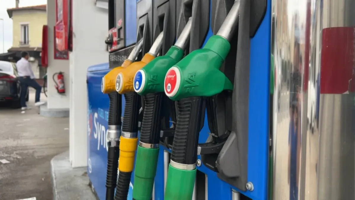 Les distributeurs s'engagent à répercuter "immédiatement" la baisse des prix du pétrole à la pompe (mais ce "immédiatement" peut prendre quelques semaines)