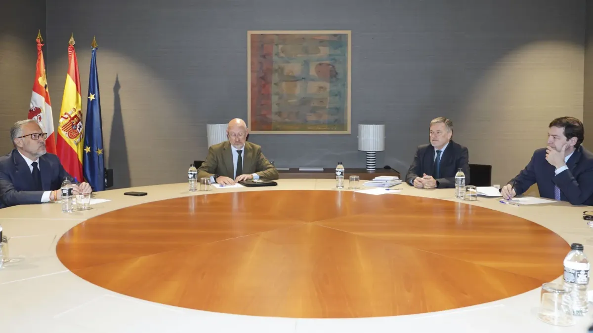
         Mañueco y Pollán coinciden en un pacto "más concreto" que en 2022, mientras el PP insiste en un Gobierno en solitario y Vox exige entrar 
    