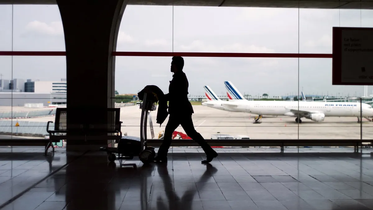 Ils sont pris en étau entre la hausse des taxes et la baisse de trafic liée à la guerre: les aéroports français s'alarment d'un "décrochage" accéléré face aux plateformes étrangères