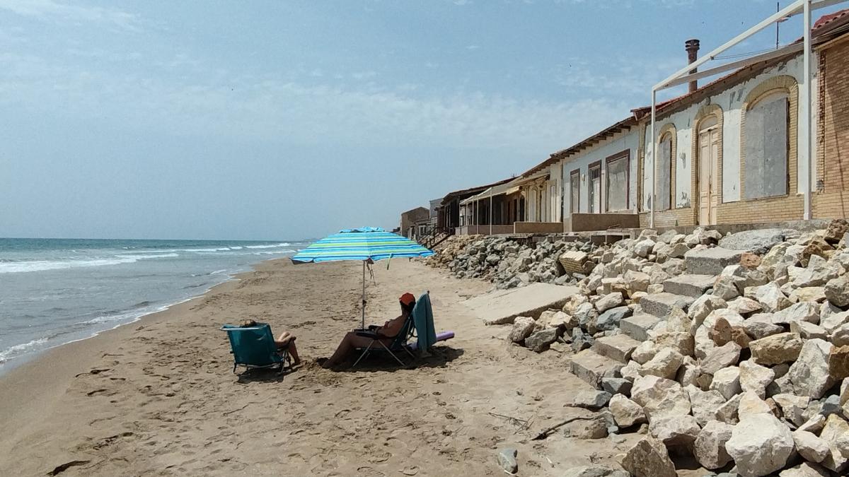 
                                                                                                      El Constitucional suspende la protección de las casas costeras prevista en la ley valenciana
                                                                                                  