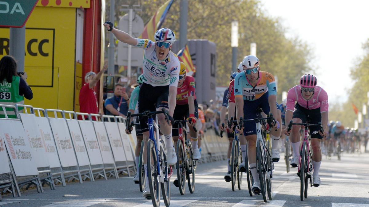 
                                                                                                             La caída de Evenepoel arruina la fiesta de dos colosos: Vingegaard se detiene y gana Godon
                                                                                                         