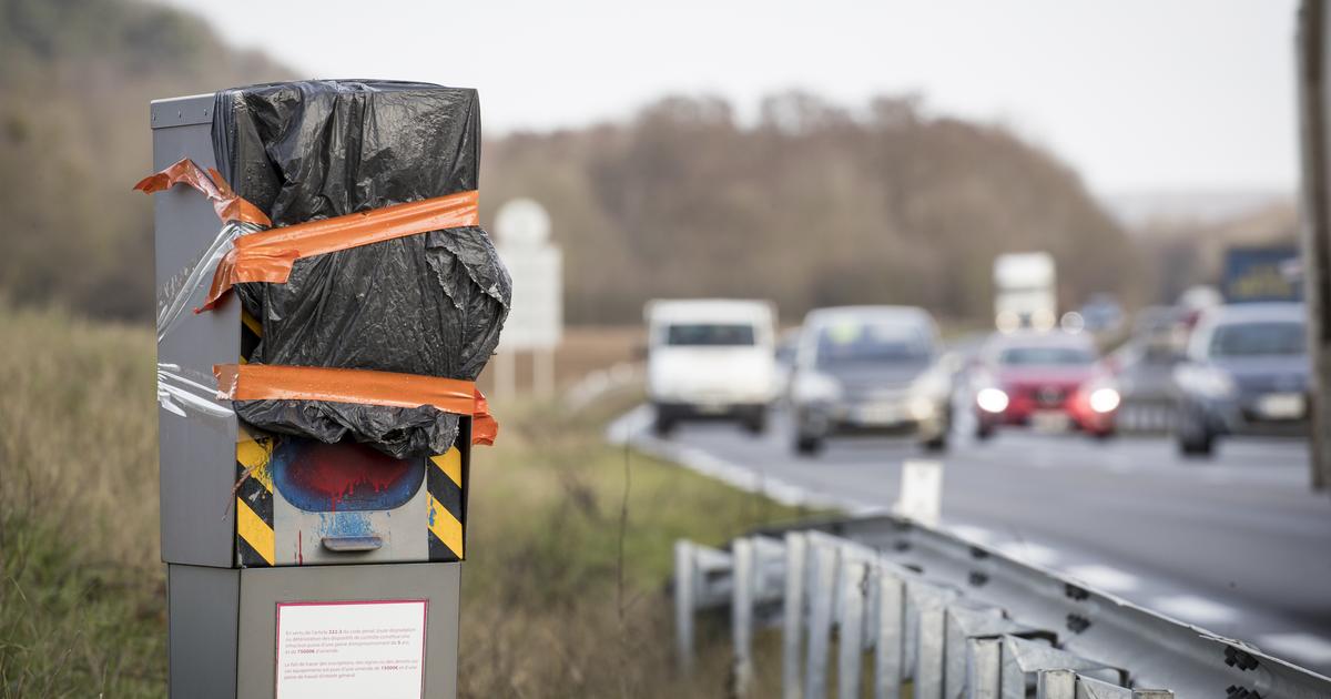 « L’État ferait mieux de s’en prendre aux dealers » : brûlés, sciés, couverts de peinture, quand les radars servent de défouloir aux Français en colère