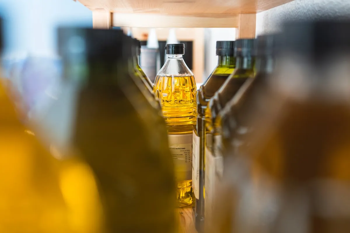La OCU recomienda no consumir aceite de orujo de oliva por una sustancia tóxica, pero el sector garantiza que es seguro