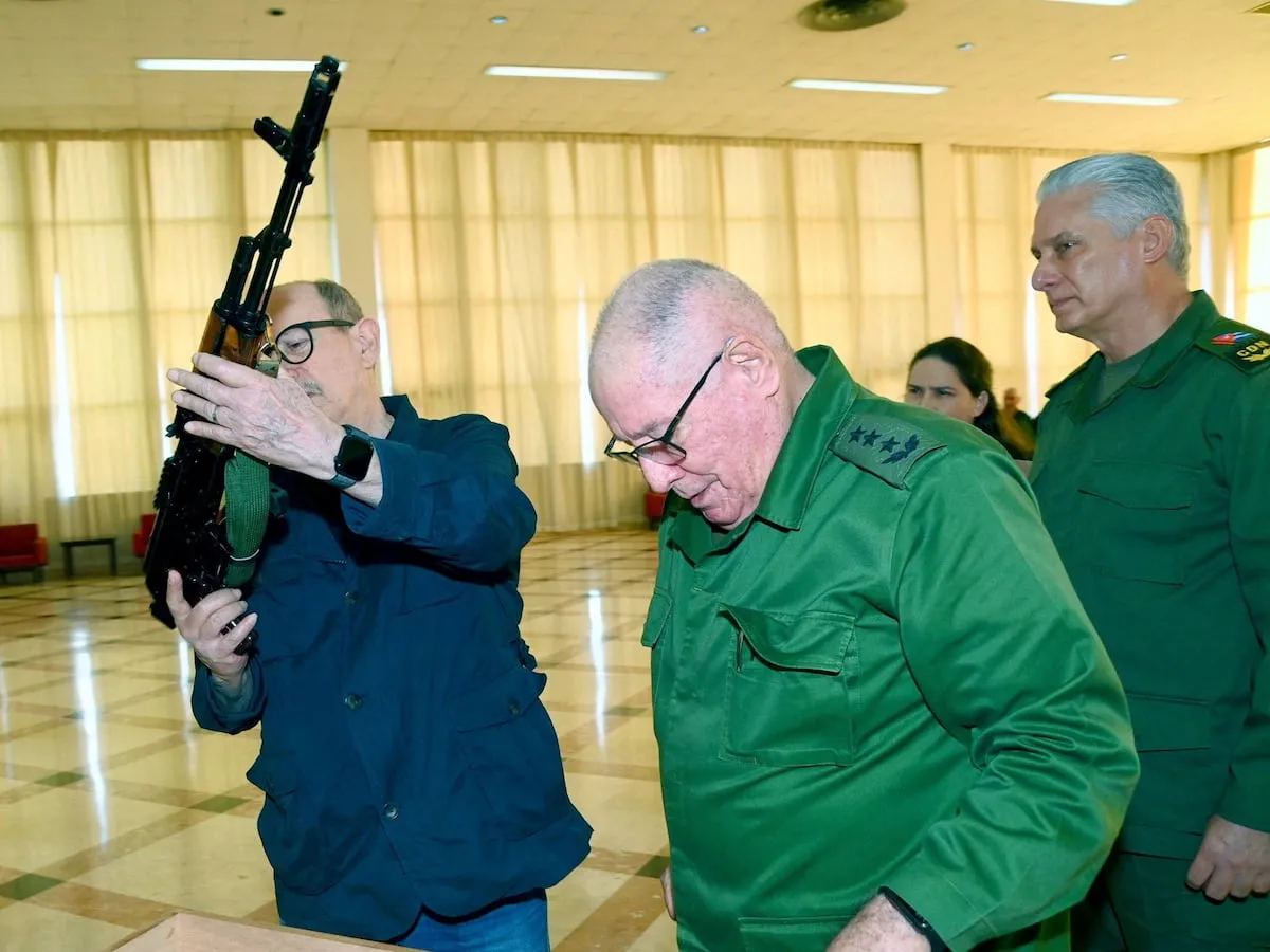 Silvio Rodríguez, un fusil para el final de la canción
