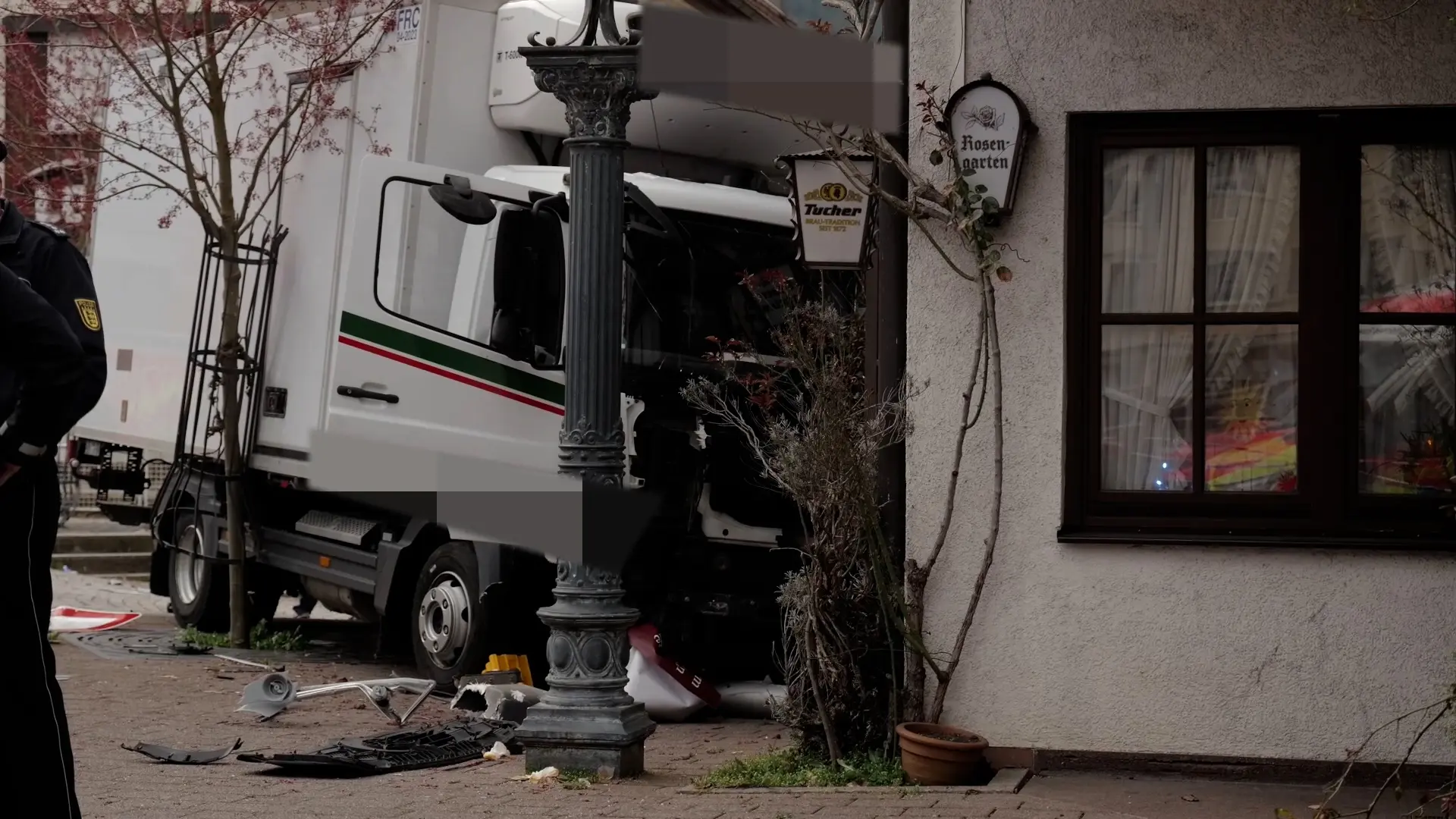 
         Un conductor pierde el control de su camión y acaba con la vida de una madre y su hijo de tres años 
    