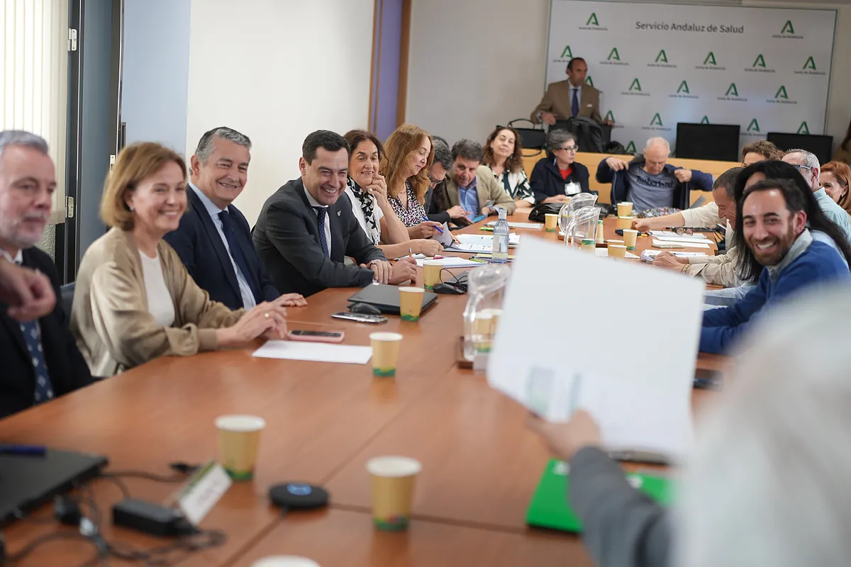 Los sindicatos sanitarios firman un acuerdo "histórico" con el Gobierno de Juanma Moreno que mejorará las condiciones laborales de 130.000 profesionales