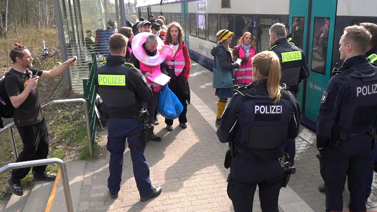 Null-Euro-Ticket-Aktivisten: »Wir kennen die Lösung alle: Kostenlos ÖPNV!« - SPIEGEL TV