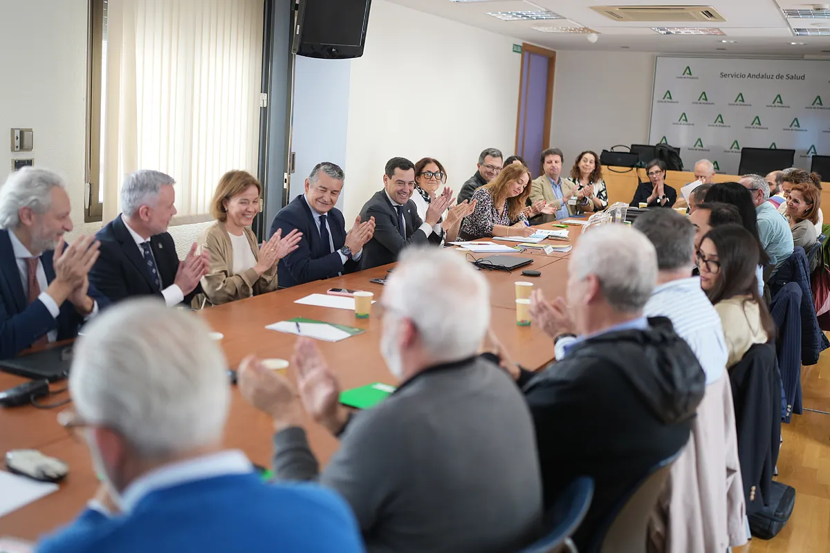 Un pacto sindical entre el Gobierno de Juanma Moreno y los sindicatos de la sanidad pública desinfla la estrategia electoral de Montero