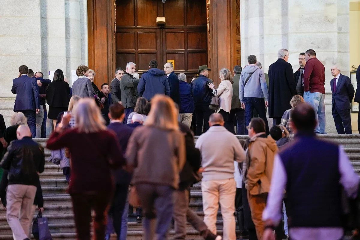 Último adiós a Tejero: misa con 21 sacerdotes, amor al "padre" por encima de la "Iglesia meretriz" y el himno a España antes de comulgar