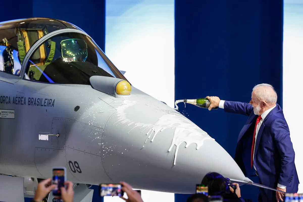 El presidente Lula presenta el primer avión caza supersónico fabricado en América Latina