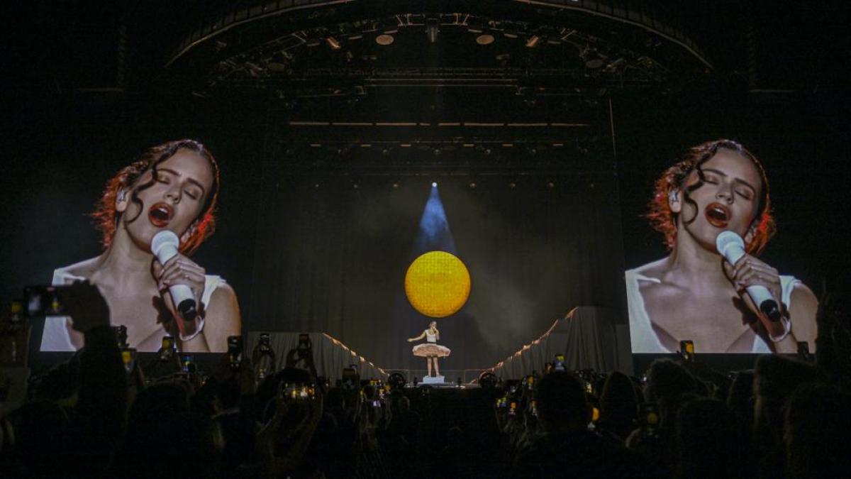 
                                     Rosalía interrumpe su concierto en Milán por una intoxicación alimentaria
                                 