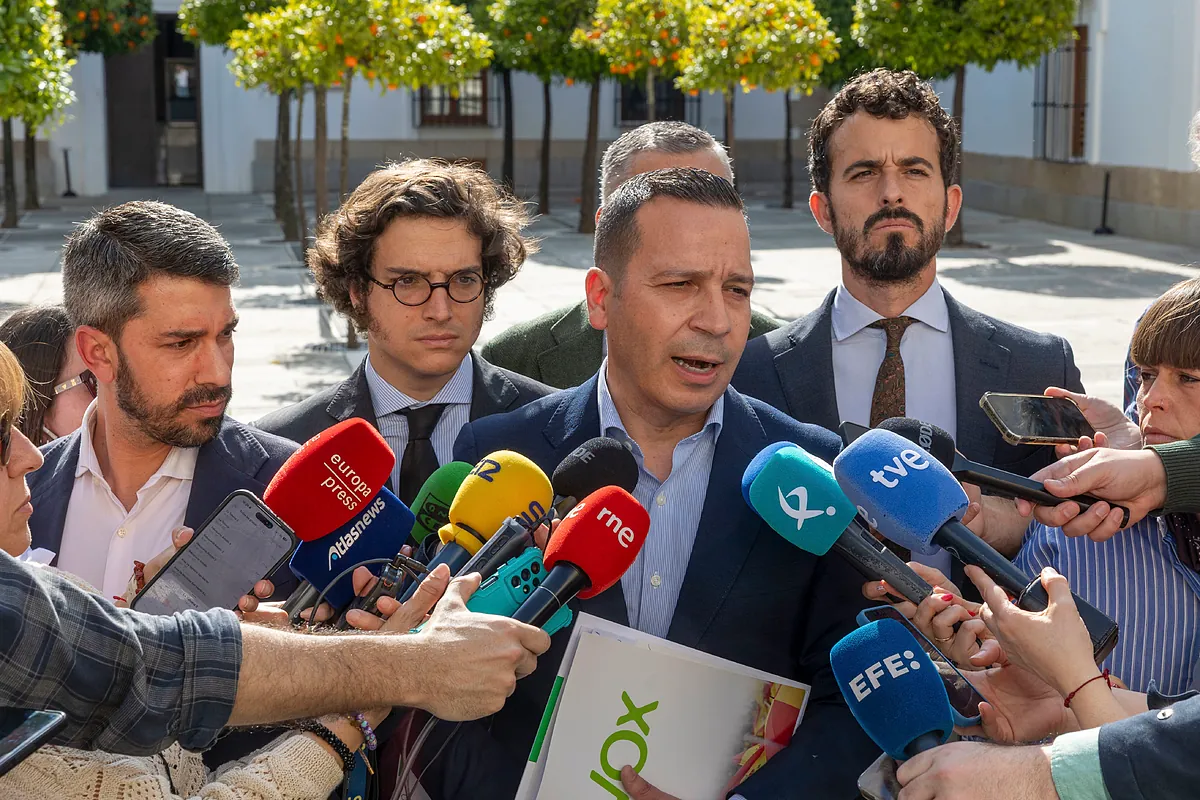 El gran desafío de los pactos PP-Vox: los 11 "compromisos" de Abascal tienen difícil encaje en el "marco" de Feijóo
