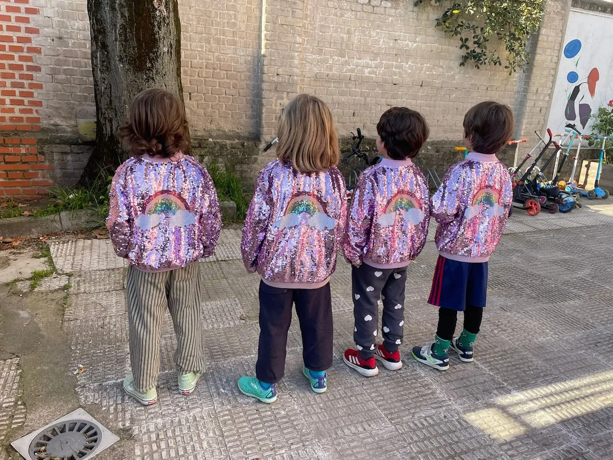 Los niños de la chaqueta rosa