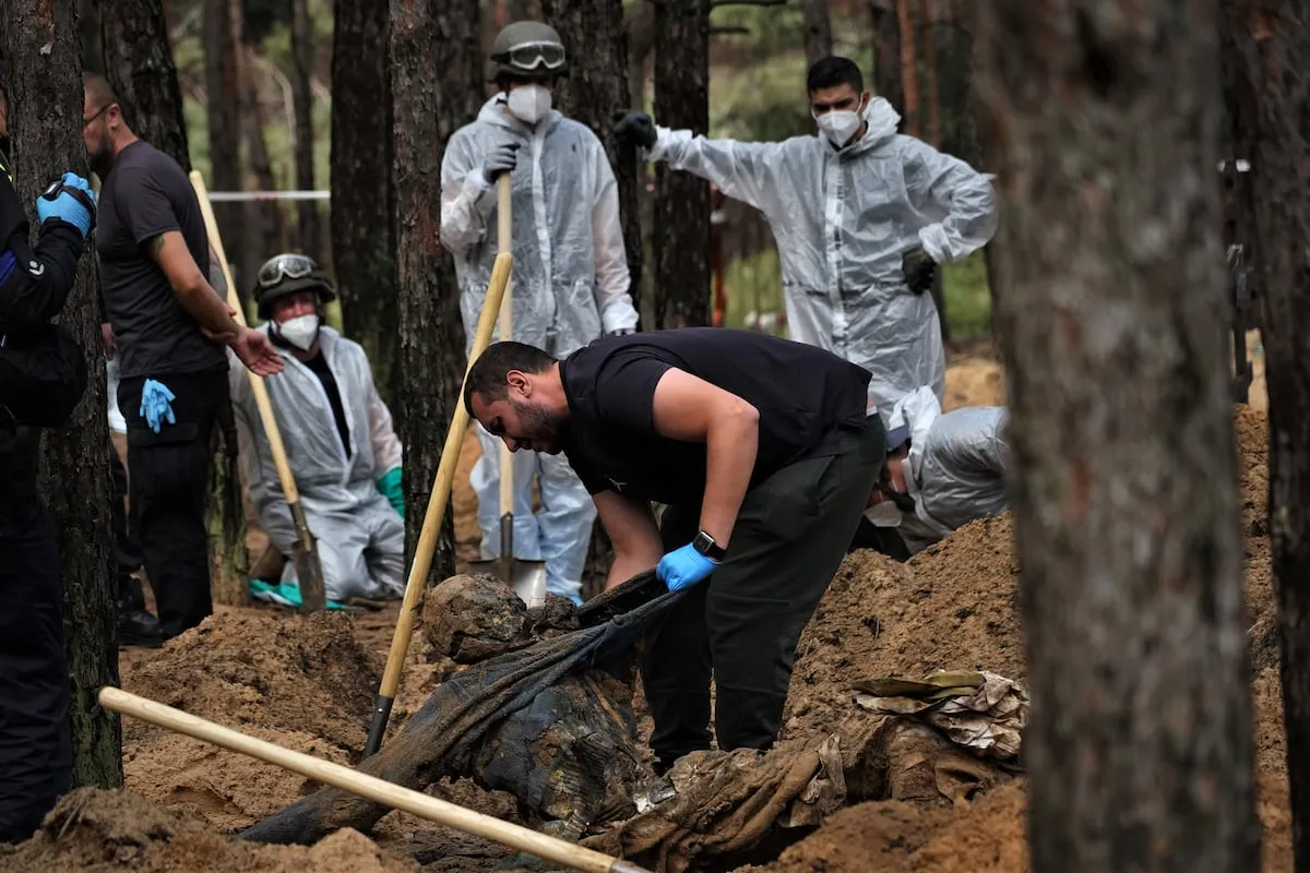 Ocho policías para 3.000 casos: el reto de investigar los crímenes de guerra en Ucrania