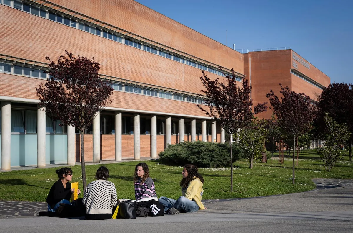 Las protestas educativas en Cataluña no aplacan a los futuros maestros: “Es una vocación, alguien tiene que mejorar el sistema”