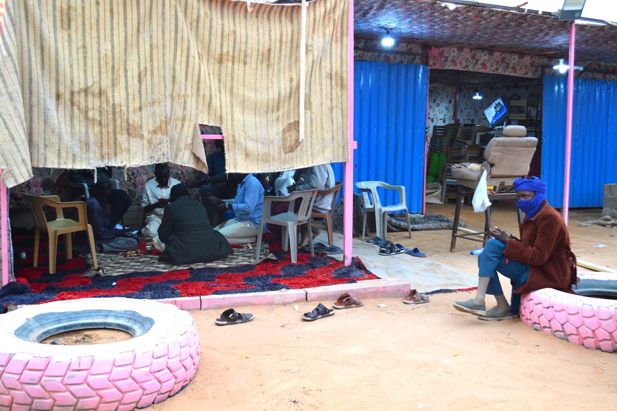 El oasis del desierto libio que acoge a miles de sudaneses: “Los refugiados son nuestros invitados. Son nuestros hermanos” 
