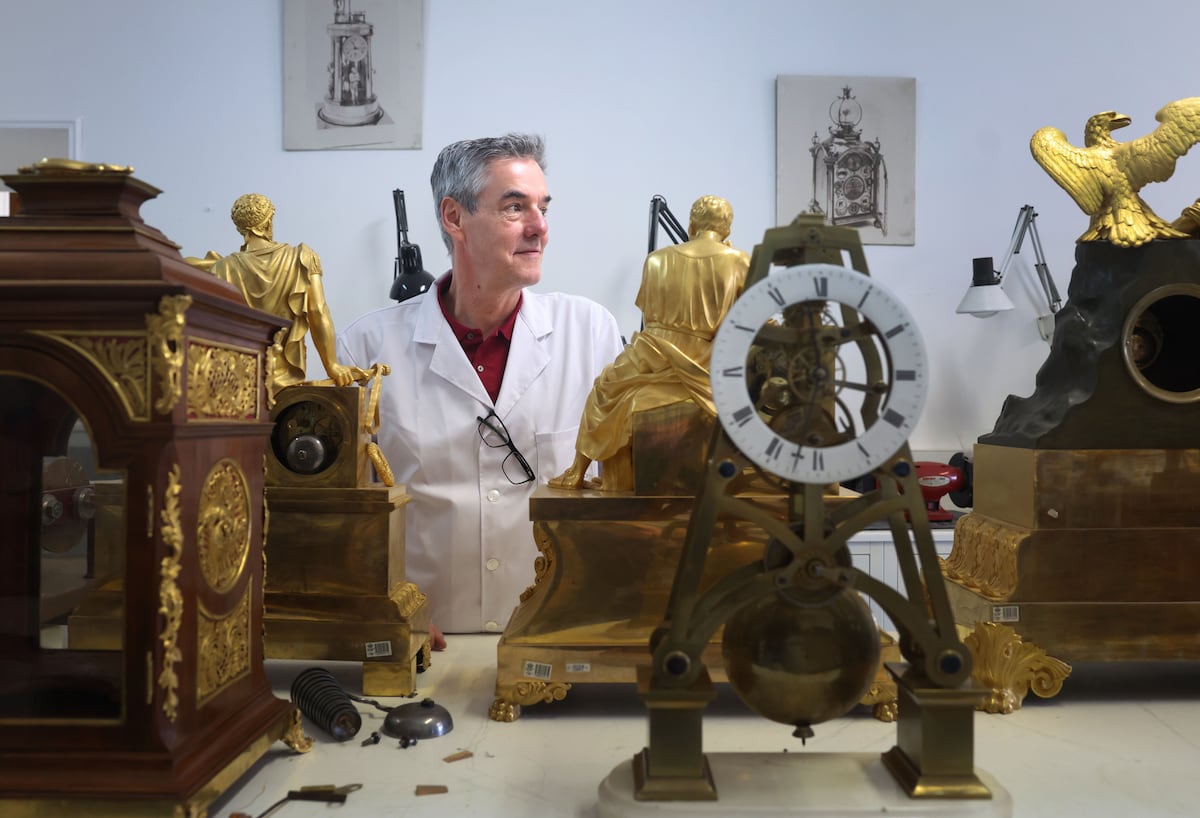 El tiempo de los reyes: el relojero de Palacio pone en hora una de las mayores colecciones del mundo para exponerla al público