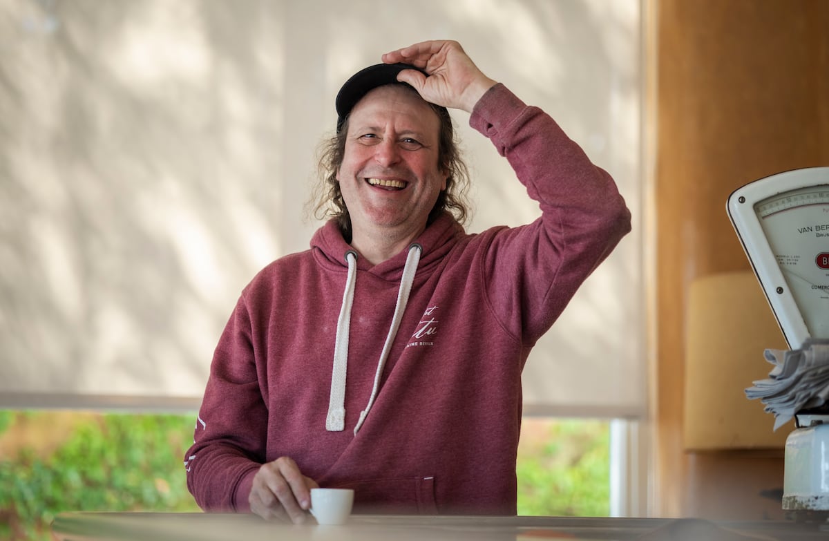 DJ profesional, cocinero, importador de vino y horticultor: las mil vidas de Carlos Orta y su restaurante Villa Más