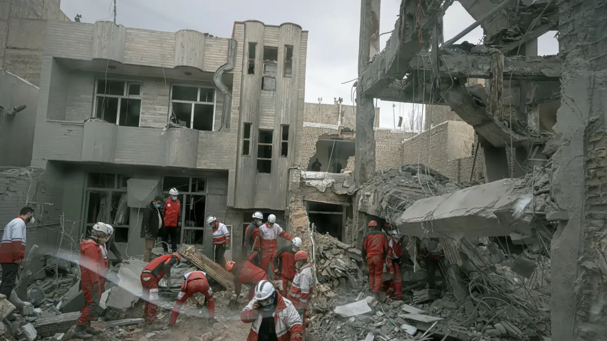 
         Israel asegura haber lanzado ataques "a gran escala" contra Irán mientras se intensifica la escalada 
    