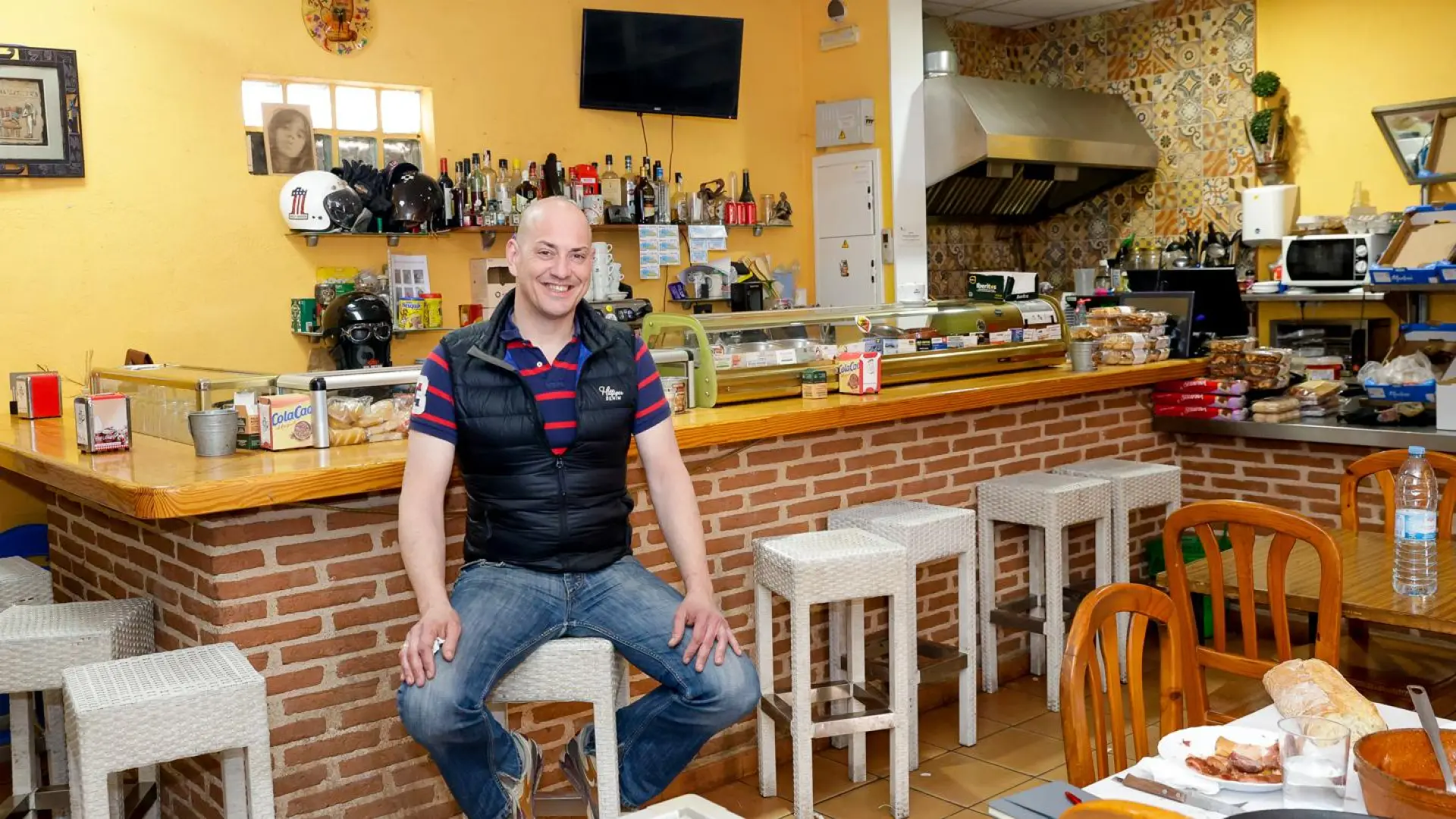 
         Las 7 vidas del último bar del pueblo: Narros del Castillo, el bar 'multitarea' 
    
