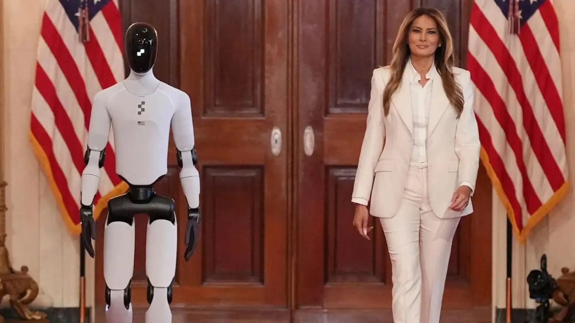 
         Así es Figure 03, el robot que ha posado con Melania Trump en la Casa Blanca 
    
