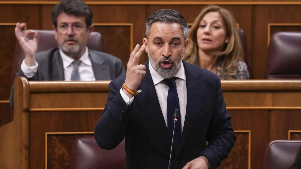 
                  Vox, el quita y pon autonómico
              