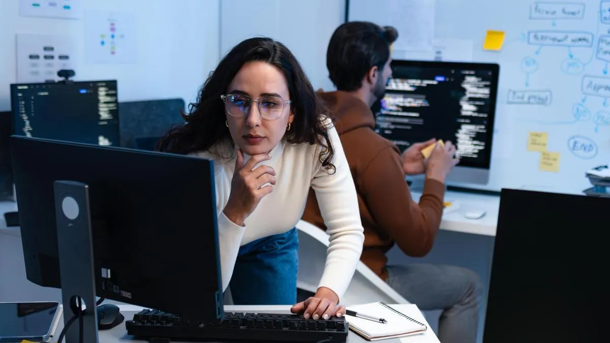 
                                         La inteligencia artificial recorta en un 40% las ofertas de empleo IT para jóvenes
                                     