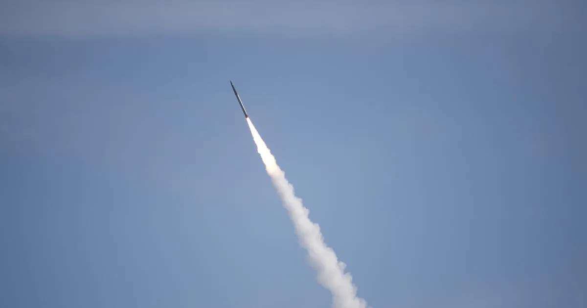 Près d’un mois après le début de la guerre, les boucliers américain et israélien à la peine face aux missiles et aux drones de l’Iran ?