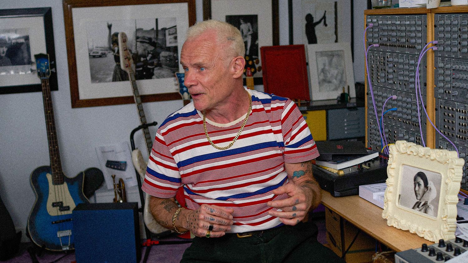 Flea, le bassiste des Red Hot Chili Peppers, sort "Honora", un splendide album solo de jazz libéré dédié à la trompette, son premier amour