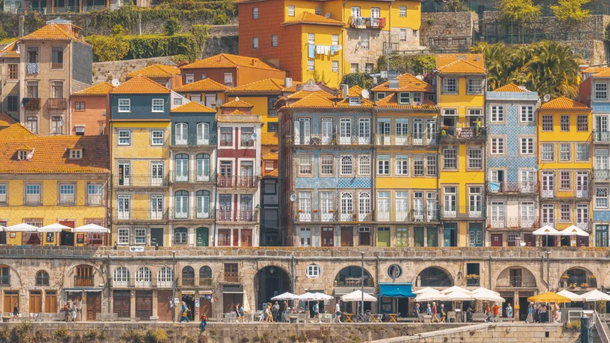 
         Granada contará con un nuevo vuelo directo a una de las ciudades europeas más visitadas por los españoles 
    