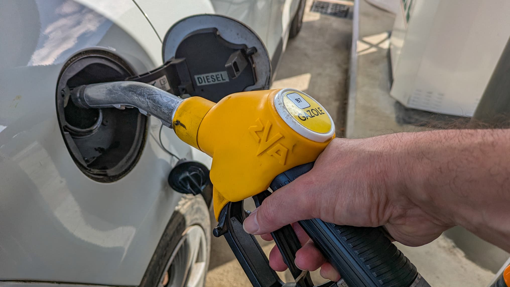 Face à la crainte de pénurie de gazole, le gouvernement autorise temporairement la vente de carburant "non conforme" aux normes habituelles