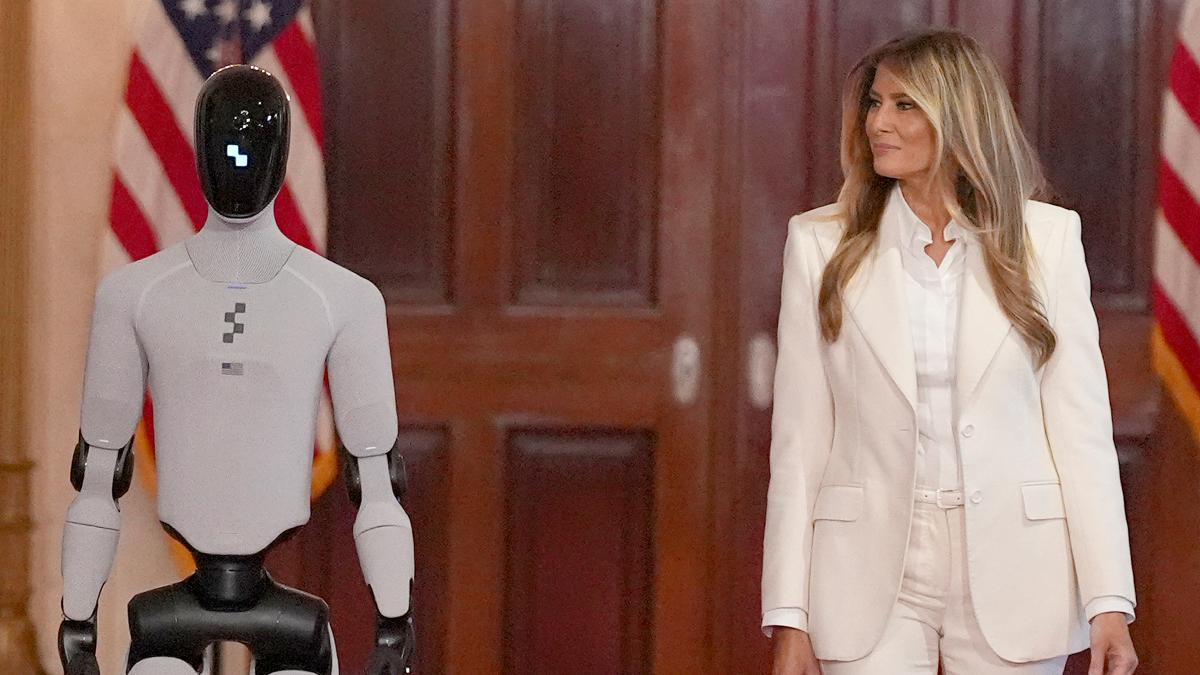 
                                                                                                                        Melania Trump se hace acompañar por un robot para promocionar la educación y la tecnología
                                                                                                                    