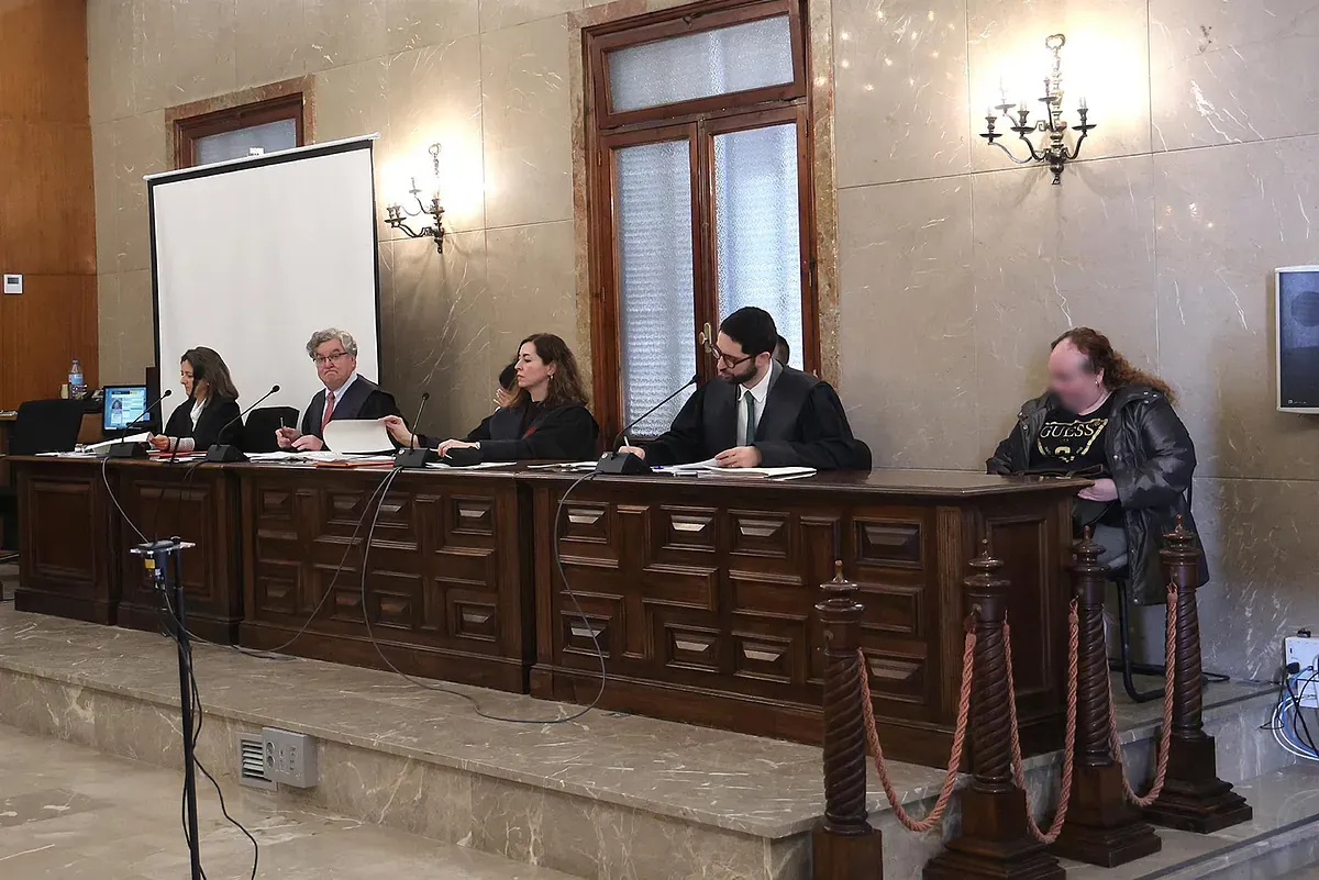 Condenados a prisión permanente la madre y el tío de una bebé que murió tras ser arrojada a un contenedor