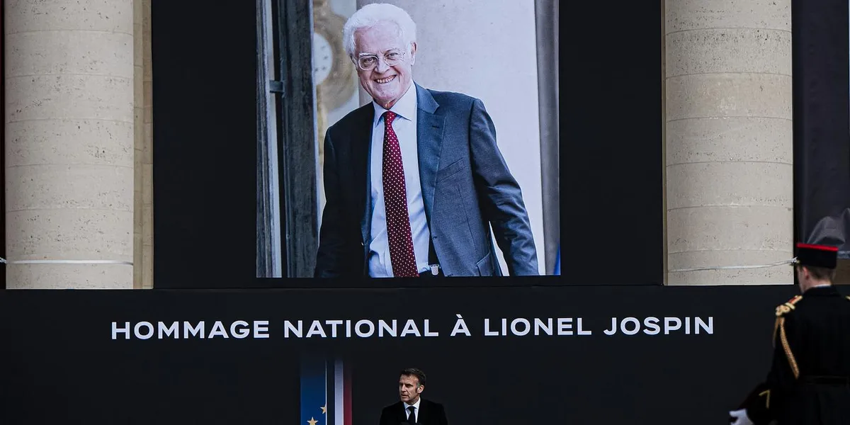 EN DIRECT, hommage à Lionel Jospin aux Invalides : Emmanuel Macron salue « un humble militant » qui a « modernisé » la France « de manière inédite »