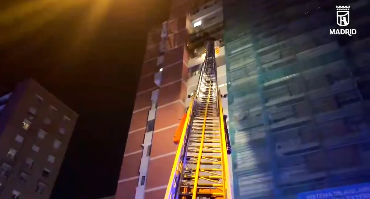 Un policía se confina con una mujer de 80 años en la terraza de su vivienda en Madrid para salvarla de un incendio
