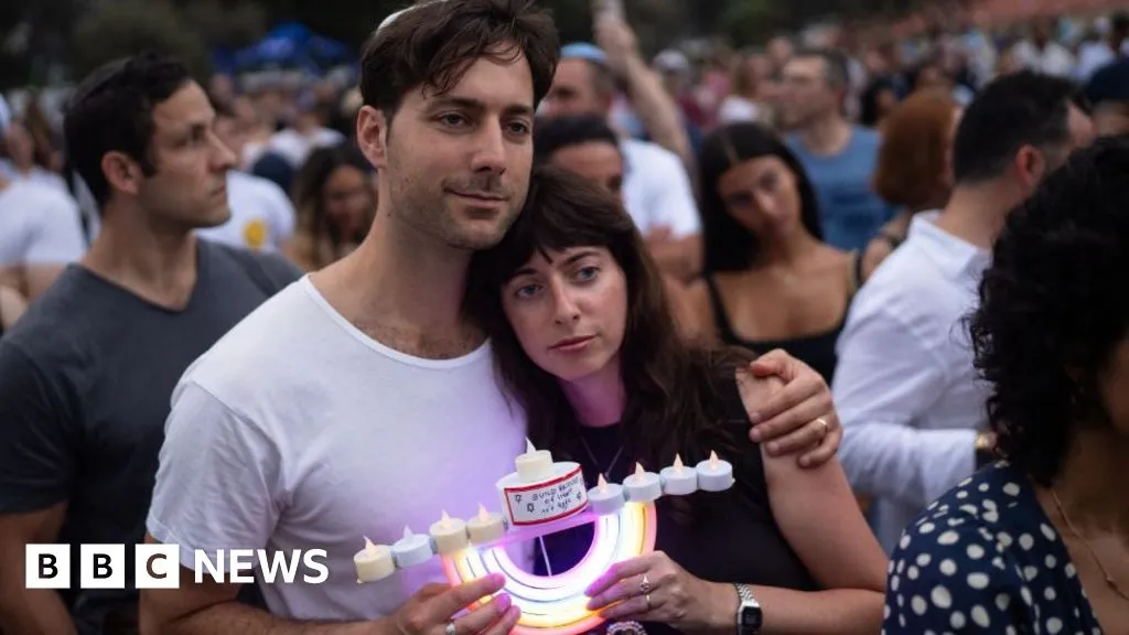 Minute's silence held to remember Bondi Beach attack victims