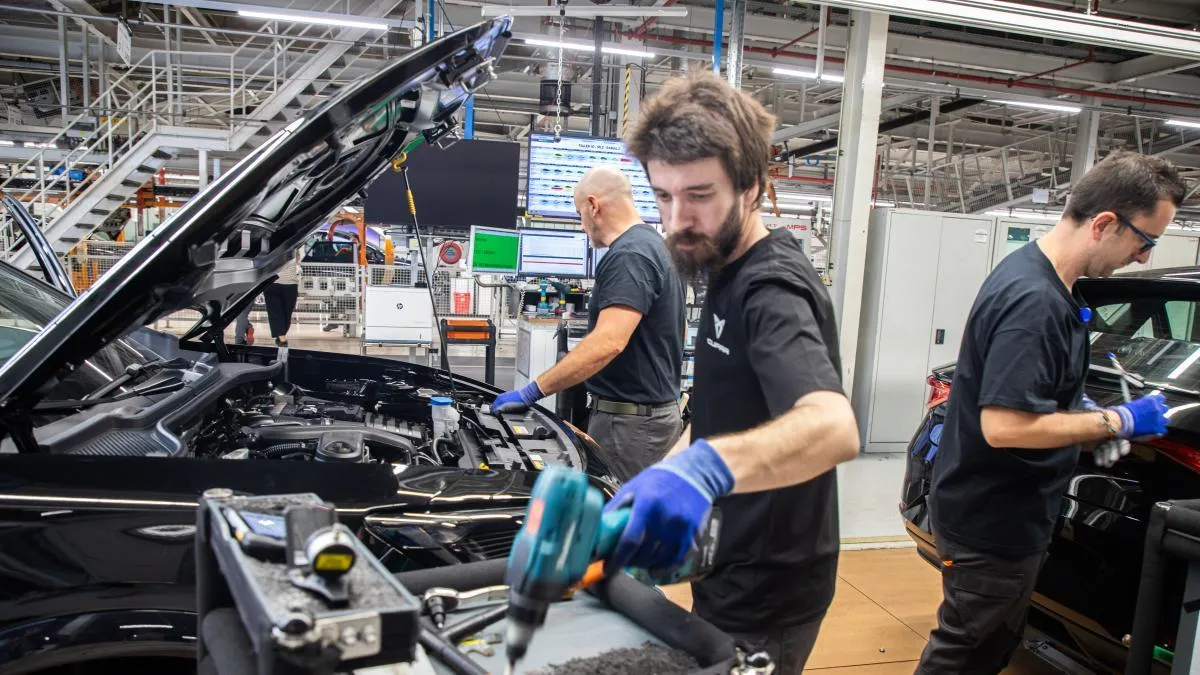 
                                                                                        El consumo y la inversión tiran de la economía, que creció un 2,8% en el 2025
                                                                                    