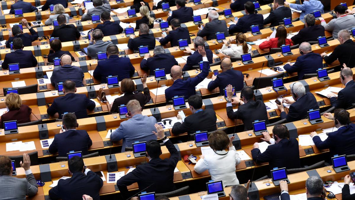 La Eurocámara ratifica el acuerdo comercial con EE.UU., pero pone condiciones a Trump